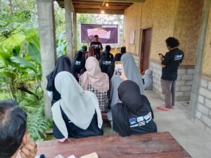 Peserta pelatihan sedang fokus dengan pembekalan dasar-dasar Jurnalistik