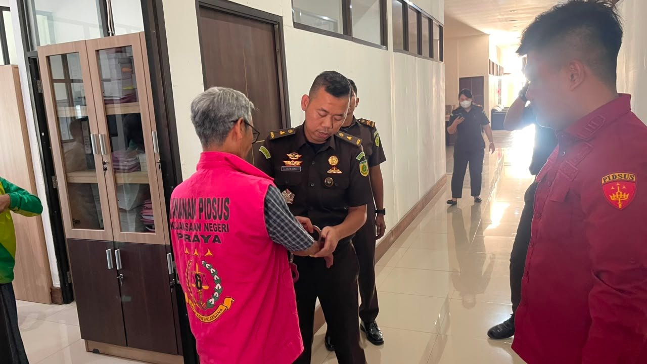 Resmi Dipakaikan Baju 