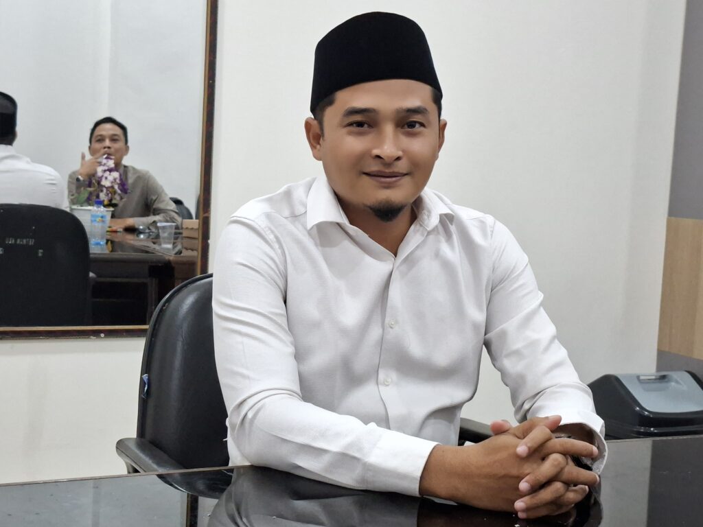Lombok Utara,Postlombok.com– Rencana Kerja Sama Pemerintah dengan Badan Usaha (KPBU) untuk pembangunan Alat Penerangan Jalan (APJ) di Kabupaten Lombok Utara belum mendapat lampu hijau dari Komisi II DPRD KLU. Bukan karena menolak pembangunan penerangan jalan, melainkan karena masih banyak pertanyaan mendasar yang dinilai belum mampu dijawab oleh tim eksekutif.Ketua Komisi II DPRD KLU, Kamah Yudiarto, S.Sy.I., mengungkapkan bahwa dalam rapat perdana bersama Tim Simpul KPBU APJ, pihaknya telah menyiapkan sekitar 20 pertanyaan sebagai bahan pendalaman. Namun, sebagian besar pertanyaan tersebut belum mendapatkan jawaban yang memadai. "Kita baru rapat sekali. Waktu itu kami siapkan 20 pertanyaan dan banyak yang tidak dijawab. Sehingga secara umum pandangan Komisi II, sementara belum setujui KPBU APJ," ujar Kamah, Selasa 14/07/26. Menurutnya, sikap tersebut bukan berarti DPRD menghambat pembangunan. Justru sebaliknya, Komisi II ingin memastikan bahwa skema pembiayaan yang akan mengikat keuangan daerah hingga 10 sampai 15 tahun ke depan benar-benar matang, transparan, dan tidak membebani APBD di masa mendatang. Komisi II sebenarnya telah menjadwalkan rapat lanjutan pada pekan ini. Namun agenda tersebut harus ditunda setelah pihak eksekutif meminta penjadwalan ulang karena fokus pada persiapan peringatan Hari Ulang Tahun Kabupaten Lombok Utara. Kamah menjelaskan, terdapat dua jalur yang dapat ditempuh pemerintah daerah dalam menjalankan KPBU APJ. Jika melibatkan DPRD, maka harus diawali dengan penyusunan Rancangan Peraturan Daerah (Raperda) tentang KPBU yang nantinya mengatur hak dan kewajiban pemerintah daerah maupun perusahaan mitra, termasuk mekanisme pembayaran kewajiban tahunan. "Perda KPBU ini kapan saja bisa masuk ke BapemPerda, karena di antara Perda yang boleh masuk di tengah tahun anggaran adalah Perda yang membahas kerja sama," jelasnya. Namun, apabila pemerintah daerah memilih menjalankan KPBU tanpa persetujuan DPRD melalui Peraturan Bupati, menurut Kamah, konsekuensi politik dan fiskalnya justru lebih besar. Pasalnya, pembayaran cicilan tahunan tetap harus diajukan setiap penyusunan APBD dan memerlukan persetujuan DPRD, baik periode sekarang maupun DPRD hasil pemilu berikutnya. "Tidak ada jaminan DPRD di masa depan akan menerima, mereka juga bisa menolak karena berbagai pertimbangan," tegasnya. Lebih jauh, Kamah menilai kebutuhan penerangan jalan tetap penting untuk meningkatkan keamanan masyarakat maupun wisatawan. Namun ia berpendapat pengadaan PJU akan lebih efisien apabila dilakukan secara bertahap menggunakan kemampuan keuangan daerah dengan tata kelola yang profesional dan transparan. Ia juga menyoroti belum adanya penjelasan rinci mengenai distribusi titik pemasangan lampu di lima kecamatan yang menjadi sasaran program. Menurutnya, pemerataan harus menjadi perhatian agar manfaat pembangunan benar-benar dirasakan seluruh wilayah. "Di antara lima kecamatan yang disasar oleh KPBU, kami belum menerima penjelasan bagaimana persentase pembagian titik. Kita tidak ingin dari gelondongan itu, fokus hanya di satu titik, misalnya di timur saja atau di barat saja," pungkasnya. Dengan masih mengendapnya sejumlah pertanyaan tersebut, pembahasan KPBU APJ dipastikan belum memasuki tahap persetujuan. Komisi II DPRD KLU menegaskan akan kembali meminta penjelasan komprehensif dari Tim Simpul KPBU sebelum menentukan sikap akhir terhadap proyek yang akan berdampak pada kebijakan fiskal daerah hingga belasan tahun ke depan.(Niss)