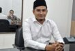 Lombok Utara,Postlombok.com– Rencana Kerja Sama Pemerintah dengan Badan Usaha (KPBU) untuk pembangunan Alat Penerangan Jalan (APJ) di Kabupaten Lombok Utara belum mendapat lampu hijau dari Komisi II DPRD KLU. Bukan karena menolak pembangunan penerangan jalan, melainkan karena masih banyak pertanyaan mendasar yang dinilai belum mampu dijawab oleh tim eksekutif. Ketua Komisi II DPRD KLU, Kamah Yudiarto, S.Sy.I., mengungkapkan bahwa dalam rapat perdana bersama Tim Simpul KPBU APJ, pihaknya telah menyiapkan sekitar 20 pertanyaan sebagai bahan pendalaman. Namun, sebagian besar pertanyaan tersebut belum mendapatkan jawaban yang memadai. "Kita baru rapat sekali. Waktu itu kami siapkan 20 pertanyaan dan banyak yang tidak dijawab. Sehingga secara umum pandangan Komisi II, sementara belum setujui KPBU APJ," ujar Kamah, Selasa 14/07/26. Menurutnya, sikap tersebut bukan berarti DPRD menghambat pembangunan. Justru sebaliknya, Komisi II ingin memastikan bahwa skema pembiayaan yang akan mengikat keuangan daerah hingga 10 sampai 15 tahun ke depan benar-benar matang, transparan, dan tidak membebani APBD di masa mendatang. Komisi II sebenarnya telah menjadwalkan rapat lanjutan pada pekan ini. Namun agenda tersebut harus ditunda setelah pihak eksekutif meminta penjadwalan ulang karena fokus pada persiapan peringatan Hari Ulang Tahun Kabupaten Lombok Utara. Kamah menjelaskan, terdapat dua jalur yang dapat ditempuh pemerintah daerah dalam menjalankan KPBU APJ. Jika melibatkan DPRD, maka harus diawali dengan penyusunan Rancangan Peraturan Daerah (Raperda) tentang KPBU yang nantinya mengatur hak dan kewajiban pemerintah daerah maupun perusahaan mitra, termasuk mekanisme pembayaran kewajiban tahunan. "Perda KPBU ini kapan saja bisa masuk ke BapemPerda, karena di antara Perda yang boleh masuk di tengah tahun anggaran adalah Perda yang membahas kerja sama," jelasnya. Namun, apabila pemerintah daerah memilih menjalankan KPBU tanpa persetujuan DPRD melalui Peraturan Bupati, menurut Kamah, konsekuensi politik dan fiskalnya justru lebih besar. Pasalnya, pembayaran cicilan tahunan tetap harus diajukan setiap penyusunan APBD dan memerlukan persetujuan DPRD, baik periode sekarang maupun DPRD hasil pemilu berikutnya. "Tidak ada jaminan DPRD di masa depan akan menerima, mereka juga bisa menolak karena berbagai pertimbangan," tegasnya. Lebih jauh, Kamah menilai kebutuhan penerangan jalan tetap penting untuk meningkatkan keamanan masyarakat maupun wisatawan. Namun ia berpendapat pengadaan PJU akan lebih efisien apabila dilakukan secara bertahap menggunakan kemampuan keuangan daerah dengan tata kelola yang profesional dan transparan. Ia juga menyoroti belum adanya penjelasan rinci mengenai distribusi titik pemasangan lampu di lima kecamatan yang menjadi sasaran program. Menurutnya, pemerataan harus menjadi perhatian agar manfaat pembangunan benar-benar dirasakan seluruh wilayah. "Di antara lima kecamatan yang disasar oleh KPBU, kami belum menerima penjelasan bagaimana persentase pembagian titik. Kita tidak ingin dari gelondongan itu, fokus hanya di satu titik, misalnya di timur saja atau di barat saja," pungkasnya. Dengan masih mengendapnya sejumlah pertanyaan tersebut, pembahasan KPBU APJ dipastikan belum memasuki tahap persetujuan. Komisi II DPRD KLU menegaskan akan kembali meminta penjelasan komprehensif dari Tim Simpul KPBU sebelum menentukan sikap akhir terhadap proyek yang akan berdampak pada kebijakan fiskal daerah hingga belasan tahun ke depan.(Niss)