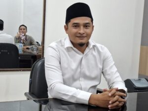 Lombok Utara,Postlombok.com– Rencana Kerja Sama Pemerintah dengan Badan Usaha (KPBU) untuk pembangunan Alat Penerangan Jalan (APJ) di Kabupaten Lombok Utara belum mendapat lampu hijau dari Komisi II DPRD KLU. Bukan karena menolak pembangunan penerangan jalan, melainkan karena masih banyak pertanyaan mendasar yang dinilai belum mampu dijawab oleh tim eksekutif.Ketua Komisi II DPRD KLU, Kamah Yudiarto, S.Sy.I., mengungkapkan bahwa dalam rapat perdana bersama Tim Simpul KPBU APJ, pihaknya telah menyiapkan sekitar 20 pertanyaan sebagai bahan pendalaman. Namun, sebagian besar pertanyaan tersebut belum mendapatkan jawaban yang memadai.

"Kita baru rapat sekali. Waktu itu kami siapkan 20 pertanyaan dan banyak yang tidak dijawab. Sehingga secara umum pandangan Komisi II, sementara belum setujui KPBU APJ," ujar Kamah, Selasa 14/07/26.

Menurutnya, sikap tersebut bukan berarti DPRD menghambat pembangunan. Justru sebaliknya, Komisi II ingin memastikan bahwa skema pembiayaan yang akan mengikat keuangan daerah hingga 10 sampai 15 tahun ke depan benar-benar matang, transparan, dan tidak membebani APBD di masa mendatang.

Komisi II sebenarnya telah menjadwalkan rapat lanjutan pada pekan ini. Namun agenda tersebut harus ditunda setelah pihak eksekutif meminta penjadwalan ulang karena fokus pada persiapan peringatan Hari Ulang Tahun Kabupaten Lombok Utara.

Kamah menjelaskan, terdapat dua jalur yang dapat ditempuh pemerintah daerah dalam menjalankan KPBU APJ. Jika melibatkan DPRD, maka harus diawali dengan penyusunan Rancangan Peraturan Daerah (Raperda) tentang KPBU yang nantinya mengatur hak dan kewajiban pemerintah daerah maupun perusahaan mitra, termasuk mekanisme pembayaran kewajiban tahunan.

"Perda KPBU ini kapan saja bisa masuk ke BapemPerda, karena di antara Perda yang boleh masuk di tengah tahun anggaran adalah Perda yang membahas kerja sama," jelasnya.

Namun, apabila pemerintah daerah memilih menjalankan KPBU tanpa persetujuan DPRD melalui Peraturan Bupati, menurut Kamah, konsekuensi politik dan fiskalnya justru lebih besar.

Pasalnya, pembayaran cicilan tahunan tetap harus diajukan setiap penyusunan APBD dan memerlukan persetujuan DPRD, baik periode sekarang maupun DPRD hasil pemilu berikutnya.

"Tidak ada jaminan DPRD di masa depan akan menerima, mereka juga bisa menolak karena berbagai pertimbangan," tegasnya.

Lebih jauh, Kamah menilai kebutuhan penerangan jalan tetap penting untuk meningkatkan keamanan masyarakat maupun wisatawan. Namun ia berpendapat pengadaan PJU akan lebih efisien apabila dilakukan secara bertahap menggunakan kemampuan keuangan daerah dengan tata kelola yang profesional dan transparan.

Ia juga menyoroti belum adanya penjelasan rinci mengenai distribusi titik pemasangan lampu di lima kecamatan yang menjadi sasaran program. Menurutnya, pemerataan harus menjadi perhatian agar manfaat pembangunan benar-benar dirasakan seluruh wilayah.

"Di antara lima kecamatan yang disasar oleh KPBU, kami belum menerima penjelasan bagaimana persentase pembagian titik. Kita tidak ingin dari gelondongan itu, fokus hanya di satu titik, misalnya di timur saja atau di barat saja," pungkasnya.

Dengan masih mengendapnya sejumlah pertanyaan tersebut, pembahasan KPBU APJ dipastikan belum memasuki tahap persetujuan. Komisi II DPRD KLU menegaskan akan kembali meminta penjelasan komprehensif dari Tim Simpul KPBU sebelum menentukan sikap akhir terhadap proyek yang akan berdampak pada kebijakan fiskal daerah hingga belasan tahun ke depan.(Niss)