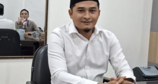 Lombok Utara,Postlombok.com– Rencana Kerja Sama Pemerintah dengan Badan Usaha (KPBU) untuk pembangunan Alat Penerangan Jalan (APJ) di Kabupaten Lombok Utara belum mendapat lampu hijau dari Komisi II DPRD KLU. Bukan karena menolak pembangunan penerangan jalan, melainkan karena masih banyak pertanyaan mendasar yang dinilai belum mampu dijawab oleh tim eksekutif. Ketua Komisi II DPRD KLU, Kamah Yudiarto, S.Sy.I., mengungkapkan bahwa dalam rapat perdana bersama Tim Simpul KPBU APJ, pihaknya telah menyiapkan sekitar 20 pertanyaan sebagai bahan pendalaman. Namun, sebagian besar pertanyaan tersebut belum mendapatkan jawaban yang memadai. "Kita baru rapat sekali. Waktu itu kami siapkan 20 pertanyaan dan banyak yang tidak dijawab. Sehingga secara umum pandangan Komisi II, sementara belum setujui KPBU APJ," ujar Kamah, Selasa 14/07/26. Menurutnya, sikap tersebut bukan berarti DPRD menghambat pembangunan. Justru sebaliknya, Komisi II ingin memastikan bahwa skema pembiayaan yang akan mengikat keuangan daerah hingga 10 sampai 15 tahun ke depan benar-benar matang, transparan, dan tidak membebani APBD di masa mendatang. Komisi II sebenarnya telah menjadwalkan rapat lanjutan pada pekan ini. Namun agenda tersebut harus ditunda setelah pihak eksekutif meminta penjadwalan ulang karena fokus pada persiapan peringatan Hari Ulang Tahun Kabupaten Lombok Utara. Kamah menjelaskan, terdapat dua jalur yang dapat ditempuh pemerintah daerah dalam menjalankan KPBU APJ. Jika melibatkan DPRD, maka harus diawali dengan penyusunan Rancangan Peraturan Daerah (Raperda) tentang KPBU yang nantinya mengatur hak dan kewajiban pemerintah daerah maupun perusahaan mitra, termasuk mekanisme pembayaran kewajiban tahunan. "Perda KPBU ini kapan saja bisa masuk ke BapemPerda, karena di antara Perda yang boleh masuk di tengah tahun anggaran adalah Perda yang membahas kerja sama," jelasnya. Namun, apabila pemerintah daerah memilih menjalankan KPBU tanpa persetujuan DPRD melalui Peraturan Bupati, menurut Kamah, konsekuensi politik dan fiskalnya justru lebih besar. Pasalnya, pembayaran cicilan tahunan tetap harus diajukan setiap penyusunan APBD dan memerlukan persetujuan DPRD, baik periode sekarang maupun DPRD hasil pemilu berikutnya. "Tidak ada jaminan DPRD di masa depan akan menerima, mereka juga bisa menolak karena berbagai pertimbangan," tegasnya. Lebih jauh, Kamah menilai kebutuhan penerangan jalan tetap penting untuk meningkatkan keamanan masyarakat maupun wisatawan. Namun ia berpendapat pengadaan PJU akan lebih efisien apabila dilakukan secara bertahap menggunakan kemampuan keuangan daerah dengan tata kelola yang profesional dan transparan. Ia juga menyoroti belum adanya penjelasan rinci mengenai distribusi titik pemasangan lampu di lima kecamatan yang menjadi sasaran program. Menurutnya, pemerataan harus menjadi perhatian agar manfaat pembangunan benar-benar dirasakan seluruh wilayah. "Di antara lima kecamatan yang disasar oleh KPBU, kami belum menerima penjelasan bagaimana persentase pembagian titik. Kita tidak ingin dari gelondongan itu, fokus hanya di satu titik, misalnya di timur saja atau di barat saja," pungkasnya. Dengan masih mengendapnya sejumlah pertanyaan tersebut, pembahasan KPBU APJ dipastikan belum memasuki tahap persetujuan. Komisi II DPRD KLU menegaskan akan kembali meminta penjelasan komprehensif dari Tim Simpul KPBU sebelum menentukan sikap akhir terhadap proyek yang akan berdampak pada kebijakan fiskal daerah hingga belasan tahun ke depan.(Niss)