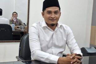 Lombok Utara,Postlombok.com– Rencana Kerja Sama Pemerintah dengan Badan Usaha (KPBU) untuk pembangunan Alat Penerangan Jalan (APJ) di Kabupaten Lombok Utara belum mendapat lampu hijau dari Komisi II DPRD KLU. Bukan karena menolak pembangunan penerangan jalan, melainkan karena masih banyak pertanyaan mendasar yang dinilai belum mampu dijawab oleh tim eksekutif. Ketua Komisi II DPRD KLU, Kamah Yudiarto, S.Sy.I., mengungkapkan bahwa dalam rapat perdana bersama Tim Simpul KPBU APJ, pihaknya telah menyiapkan sekitar 20 pertanyaan sebagai bahan pendalaman. Namun, sebagian besar pertanyaan tersebut belum mendapatkan jawaban yang memadai. "Kita baru rapat sekali. Waktu itu kami siapkan 20 pertanyaan dan banyak yang tidak dijawab. Sehingga secara umum pandangan Komisi II, sementara belum setujui KPBU APJ," ujar Kamah, Selasa 14/07/26. Menurutnya, sikap tersebut bukan berarti DPRD menghambat pembangunan. Justru sebaliknya, Komisi II ingin memastikan bahwa skema pembiayaan yang akan mengikat keuangan daerah hingga 10 sampai 15 tahun ke depan benar-benar matang, transparan, dan tidak membebani APBD di masa mendatang. Komisi II sebenarnya telah menjadwalkan rapat lanjutan pada pekan ini. Namun agenda tersebut harus ditunda setelah pihak eksekutif meminta penjadwalan ulang karena fokus pada persiapan peringatan Hari Ulang Tahun Kabupaten Lombok Utara. Kamah menjelaskan, terdapat dua jalur yang dapat ditempuh pemerintah daerah dalam menjalankan KPBU APJ. Jika melibatkan DPRD, maka harus diawali dengan penyusunan Rancangan Peraturan Daerah (Raperda) tentang KPBU yang nantinya mengatur hak dan kewajiban pemerintah daerah maupun perusahaan mitra, termasuk mekanisme pembayaran kewajiban tahunan. "Perda KPBU ini kapan saja bisa masuk ke BapemPerda, karena di antara Perda yang boleh masuk di tengah tahun anggaran adalah Perda yang membahas kerja sama," jelasnya. Namun, apabila pemerintah daerah memilih menjalankan KPBU tanpa persetujuan DPRD melalui Peraturan Bupati, menurut Kamah, konsekuensi politik dan fiskalnya justru lebih besar. Pasalnya, pembayaran cicilan tahunan tetap harus diajukan setiap penyusunan APBD dan memerlukan persetujuan DPRD, baik periode sekarang maupun DPRD hasil pemilu berikutnya. "Tidak ada jaminan DPRD di masa depan akan menerima, mereka juga bisa menolak karena berbagai pertimbangan," tegasnya. Lebih jauh, Kamah menilai kebutuhan penerangan jalan tetap penting untuk meningkatkan keamanan masyarakat maupun wisatawan. Namun ia berpendapat pengadaan PJU akan lebih efisien apabila dilakukan secara bertahap menggunakan kemampuan keuangan daerah dengan tata kelola yang profesional dan transparan. Ia juga menyoroti belum adanya penjelasan rinci mengenai distribusi titik pemasangan lampu di lima kecamatan yang menjadi sasaran program. Menurutnya, pemerataan harus menjadi perhatian agar manfaat pembangunan benar-benar dirasakan seluruh wilayah. "Di antara lima kecamatan yang disasar oleh KPBU, kami belum menerima penjelasan bagaimana persentase pembagian titik. Kita tidak ingin dari gelondongan itu, fokus hanya di satu titik, misalnya di timur saja atau di barat saja," pungkasnya. Dengan masih mengendapnya sejumlah pertanyaan tersebut, pembahasan KPBU APJ dipastikan belum memasuki tahap persetujuan. Komisi II DPRD KLU menegaskan akan kembali meminta penjelasan komprehensif dari Tim Simpul KPBU sebelum menentukan sikap akhir terhadap proyek yang akan berdampak pada kebijakan fiskal daerah hingga belasan tahun ke depan.(Niss)