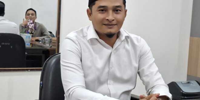 Lombok Utara,Postlombok.com– Rencana Kerja Sama Pemerintah dengan Badan Usaha (KPBU) untuk pembangunan Alat Penerangan Jalan (APJ) di Kabupaten Lombok Utara belum mendapat lampu hijau dari Komisi II DPRD KLU. Bukan karena menolak pembangunan penerangan jalan, melainkan karena masih banyak pertanyaan mendasar yang dinilai belum mampu dijawab oleh tim eksekutif. Ketua Komisi II DPRD KLU, Kamah Yudiarto, S.Sy.I., mengungkapkan bahwa dalam rapat perdana bersama Tim Simpul KPBU APJ, pihaknya telah menyiapkan sekitar 20 pertanyaan sebagai bahan pendalaman. Namun, sebagian besar pertanyaan tersebut belum mendapatkan jawaban yang memadai. "Kita baru rapat sekali. Waktu itu kami siapkan 20 pertanyaan dan banyak yang tidak dijawab. Sehingga secara umum pandangan Komisi II, sementara belum setujui KPBU APJ," ujar Kamah, Selasa 14/07/26. Menurutnya, sikap tersebut bukan berarti DPRD menghambat pembangunan. Justru sebaliknya, Komisi II ingin memastikan bahwa skema pembiayaan yang akan mengikat keuangan daerah hingga 10 sampai 15 tahun ke depan benar-benar matang, transparan, dan tidak membebani APBD di masa mendatang. Komisi II sebenarnya telah menjadwalkan rapat lanjutan pada pekan ini. Namun agenda tersebut harus ditunda setelah pihak eksekutif meminta penjadwalan ulang karena fokus pada persiapan peringatan Hari Ulang Tahun Kabupaten Lombok Utara. Kamah menjelaskan, terdapat dua jalur yang dapat ditempuh pemerintah daerah dalam menjalankan KPBU APJ. Jika melibatkan DPRD, maka harus diawali dengan penyusunan Rancangan Peraturan Daerah (Raperda) tentang KPBU yang nantinya mengatur hak dan kewajiban pemerintah daerah maupun perusahaan mitra, termasuk mekanisme pembayaran kewajiban tahunan. "Perda KPBU ini kapan saja bisa masuk ke BapemPerda, karena di antara Perda yang boleh masuk di tengah tahun anggaran adalah Perda yang membahas kerja sama," jelasnya. Namun, apabila pemerintah daerah memilih menjalankan KPBU tanpa persetujuan DPRD melalui Peraturan Bupati, menurut Kamah, konsekuensi politik dan fiskalnya justru lebih besar. Pasalnya, pembayaran cicilan tahunan tetap harus diajukan setiap penyusunan APBD dan memerlukan persetujuan DPRD, baik periode sekarang maupun DPRD hasil pemilu berikutnya. "Tidak ada jaminan DPRD di masa depan akan menerima, mereka juga bisa menolak karena berbagai pertimbangan," tegasnya. Lebih jauh, Kamah menilai kebutuhan penerangan jalan tetap penting untuk meningkatkan keamanan masyarakat maupun wisatawan. Namun ia berpendapat pengadaan PJU akan lebih efisien apabila dilakukan secara bertahap menggunakan kemampuan keuangan daerah dengan tata kelola yang profesional dan transparan. Ia juga menyoroti belum adanya penjelasan rinci mengenai distribusi titik pemasangan lampu di lima kecamatan yang menjadi sasaran program. Menurutnya, pemerataan harus menjadi perhatian agar manfaat pembangunan benar-benar dirasakan seluruh wilayah. "Di antara lima kecamatan yang disasar oleh KPBU, kami belum menerima penjelasan bagaimana persentase pembagian titik. Kita tidak ingin dari gelondongan itu, fokus hanya di satu titik, misalnya di timur saja atau di barat saja," pungkasnya. Dengan masih mengendapnya sejumlah pertanyaan tersebut, pembahasan KPBU APJ dipastikan belum memasuki tahap persetujuan. Komisi II DPRD KLU menegaskan akan kembali meminta penjelasan komprehensif dari Tim Simpul KPBU sebelum menentukan sikap akhir terhadap proyek yang akan berdampak pada kebijakan fiskal daerah hingga belasan tahun ke depan.(Niss)