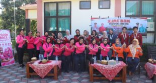 Lombok Utara – Inovasi ramah lingkungan tak lagi berhenti di ruang laboratorium. Bhayangkari Cabang Lombok Utara kini mulai membawa ECOSA 18UU (Ecoenzyme Soap Active) langsung ke tengah masyarakat sebagai bukti bahwa limbah organik yang selama ini dianggap tak bernilai dapat diolah menjadi produk rumah tangga yang bermanfaat. Setelah resmi diluncurkan pada Mei 2026, ECOSA 18UU mulai diperkenalkan kepada masyarakat di lima kecamatan di Kabupaten Lombok Utara melalui rangkaian Program Gowes Kamtibmas Kapolres Lombok Utara AKBP Agus Purwanta, S.I.K. Kegiatan tersebut menjadi ruang edukasi bagi masyarakat tentang pentingnya pengelolaan sampah organik sekaligus memperkenalkan produk sabun multifungsi berbahan dasar Eco Enzyme. Ketua Bhayangkari Cabang Lombok Utara, Ny. Heny Agus Purwanta, mengatakan kehadiran ECOSA 18UU bukan sekadar memperkenalkan produk baru, tetapi membangun kesadaran bahwa persoalan lingkungan dapat dimulai dari perubahan kebiasaan di rumah tangga. "Setelah kami luncurkan, sekarang ECOSA 18UU mulai kami perkenalkan secara langsung kepada masyarakat. Kami ingin masyarakat mengenal bukan hanya produknya, tetapi juga proses dan gagasan lingkungan yang melatarbelakangi lahirnya ECOSA," ujar Heny di Kantor Camat Gangga, Sabtu (11/07/26). ECOSA 18UU merupakan hasil kolaborasi Bhayangkari Cabang Lombok Utara dengan mahasiswi Program Studi Kimia Universitas Mataram dalam mengembangkan Eco Enzyme menjadi sabun aktif multifungsi yang dapat digunakan untuk mencuci piring maupun pakaian. Bahan utama produk tersebut berasal dari Eco Enzyme yang diproduksi secara mandiri melalui pengolahan limbah organik yang sebelumnya hanya berakhir sebagai sampah. Melalui proses tersebut, bahan yang semula tidak memiliki nilai ekonomi mampu diubah menjadi produk yang memiliki manfaat dalam kehidupan sehari-hari. "Selama ini ada bahan-bahan di sekitar kita yang langsung dianggap tidak berguna dan akhirnya dibuang. Padahal, jika diolah dengan pengetahuan dan cara yang tepat, bahan tersebut masih memiliki nilai manfaat," katanya. Menurut Heny, gagasan terbesar di balik ECOSA 18UU adalah mengubah pola pikir masyarakat terhadap limbah organik. Kepedulian terhadap lingkungan, kata dia, tidak harus dimulai dari program besar, tetapi dapat diawali dari langkah sederhana seperti memilah dan mengolah sampah organik di rumah. "Kami ingin mengajak masyarakat melihat bahwa kepedulian terhadap lingkungan tidak selalu harus dimulai dengan sesuatu yang besar. Bisa dimulai dari rumah, dari apa yang setiap hari ada di sekitar kita," ujarnya. Dalam proses pengembangannya, Bhayangkari menggandeng mahasiswi Program Studi Kimia Universitas Mataram untuk memberikan pendekatan ilmiah terhadap pemanfaatan Eco Enzyme. Berdasarkan hasil pengamatan dan kajian akademis, Bhayangkari Cabang Lombok Utara dinilai sebagai salah satu organisasi yang aktif dan konsisten mengembangkan Eco Enzyme di Nusa Tenggara Barat. Heny menilai kolaborasi dengan perguruan tinggi menjadi kekuatan penting agar inovasi yang lahir dari masyarakat memiliki dasar ilmiah sekaligus terus berkembang melalui evaluasi dan penyempurnaan. "Kolaborasi ini penting bagi kami. Apa yang selama ini kami kerjakan mendapatkan masukan dan pendekatan dari sisi akademis sehingga ke depan dapat terus dievaluasi dan dikembangkan," katanya. Pengenalan ECOSA 18UU kepada masyarakat juga menjadi langkah awal memperluas gerakan pengelolaan limbah organik berbasis rumah tangga. Bhayangkari berharap inovasi tersebut mampu menginspirasi kelompok perempuan, ibu rumah tangga, hingga komunitas masyarakat untuk memanfaatkan potensi bahan organik yang selama ini belum tergarap. "Produk tidak cukup hanya dibuat dan disimpan. Ia harus diperkenalkan, digunakan, dan manfaatnya dapat dirasakan masyarakat. Karena tujuan akhirnya adalah bagaimana inovasi ini bisa memberi nilai bagi kehidupan sehari-hari," ujar Heny. Ke depan, Bhayangkari Cabang Lombok Utara akan terus mengembangkan ECOSA 18UU melalui kolaborasi dengan berbagai pihak serta memperluas edukasi mengenai Eco Enzyme sebagai bagian dari upaya membangun budaya peduli lingkungan yang berkelanjutan. "Kami tidak ingin ECOSA berhenti sebagai sebuah nama atau produk. Kami ingin ada pengetahuan, kepedulian, dan semangat keberlanjutan yang ikut tumbuh bersama produk ini," tu