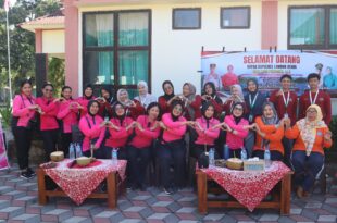 Lombok Utara – Inovasi ramah lingkungan tak lagi berhenti di ruang laboratorium. Bhayangkari Cabang Lombok Utara kini mulai membawa ECOSA 18UU (Ecoenzyme Soap Active) langsung ke tengah masyarakat sebagai bukti bahwa limbah organik yang selama ini dianggap tak bernilai dapat diolah menjadi produk rumah tangga yang bermanfaat. Setelah resmi diluncurkan pada Mei 2026, ECOSA 18UU mulai diperkenalkan kepada masyarakat di lima kecamatan di Kabupaten Lombok Utara melalui rangkaian Program Gowes Kamtibmas Kapolres Lombok Utara AKBP Agus Purwanta, S.I.K. Kegiatan tersebut menjadi ruang edukasi bagi masyarakat tentang pentingnya pengelolaan sampah organik sekaligus memperkenalkan produk sabun multifungsi berbahan dasar Eco Enzyme. Ketua Bhayangkari Cabang Lombok Utara, Ny. Heny Agus Purwanta, mengatakan kehadiran ECOSA 18UU bukan sekadar memperkenalkan produk baru, tetapi membangun kesadaran bahwa persoalan lingkungan dapat dimulai dari perubahan kebiasaan di rumah tangga. "Setelah kami luncurkan, sekarang ECOSA 18UU mulai kami perkenalkan secara langsung kepada masyarakat. Kami ingin masyarakat mengenal bukan hanya produknya, tetapi juga proses dan gagasan lingkungan yang melatarbelakangi lahirnya ECOSA," ujar Heny di Kantor Camat Gangga, Sabtu (11/07/26). ECOSA 18UU merupakan hasil kolaborasi Bhayangkari Cabang Lombok Utara dengan mahasiswi Program Studi Kimia Universitas Mataram dalam mengembangkan Eco Enzyme menjadi sabun aktif multifungsi yang dapat digunakan untuk mencuci piring maupun pakaian. Bahan utama produk tersebut berasal dari Eco Enzyme yang diproduksi secara mandiri melalui pengolahan limbah organik yang sebelumnya hanya berakhir sebagai sampah. Melalui proses tersebut, bahan yang semula tidak memiliki nilai ekonomi mampu diubah menjadi produk yang memiliki manfaat dalam kehidupan sehari-hari. "Selama ini ada bahan-bahan di sekitar kita yang langsung dianggap tidak berguna dan akhirnya dibuang. Padahal, jika diolah dengan pengetahuan dan cara yang tepat, bahan tersebut masih memiliki nilai manfaat," katanya. Menurut Heny, gagasan terbesar di balik ECOSA 18UU adalah mengubah pola pikir masyarakat terhadap limbah organik. Kepedulian terhadap lingkungan, kata dia, tidak harus dimulai dari program besar, tetapi dapat diawali dari langkah sederhana seperti memilah dan mengolah sampah organik di rumah. "Kami ingin mengajak masyarakat melihat bahwa kepedulian terhadap lingkungan tidak selalu harus dimulai dengan sesuatu yang besar. Bisa dimulai dari rumah, dari apa yang setiap hari ada di sekitar kita," ujarnya. Dalam proses pengembangannya, Bhayangkari menggandeng mahasiswi Program Studi Kimia Universitas Mataram untuk memberikan pendekatan ilmiah terhadap pemanfaatan Eco Enzyme. Berdasarkan hasil pengamatan dan kajian akademis, Bhayangkari Cabang Lombok Utara dinilai sebagai salah satu organisasi yang aktif dan konsisten mengembangkan Eco Enzyme di Nusa Tenggara Barat. Heny menilai kolaborasi dengan perguruan tinggi menjadi kekuatan penting agar inovasi yang lahir dari masyarakat memiliki dasar ilmiah sekaligus terus berkembang melalui evaluasi dan penyempurnaan. "Kolaborasi ini penting bagi kami. Apa yang selama ini kami kerjakan mendapatkan masukan dan pendekatan dari sisi akademis sehingga ke depan dapat terus dievaluasi dan dikembangkan," katanya. Pengenalan ECOSA 18UU kepada masyarakat juga menjadi langkah awal memperluas gerakan pengelolaan limbah organik berbasis rumah tangga. Bhayangkari berharap inovasi tersebut mampu menginspirasi kelompok perempuan, ibu rumah tangga, hingga komunitas masyarakat untuk memanfaatkan potensi bahan organik yang selama ini belum tergarap. "Produk tidak cukup hanya dibuat dan disimpan. Ia harus diperkenalkan, digunakan, dan manfaatnya dapat dirasakan masyarakat. Karena tujuan akhirnya adalah bagaimana inovasi ini bisa memberi nilai bagi kehidupan sehari-hari," ujar Heny. Ke depan, Bhayangkari Cabang Lombok Utara akan terus mengembangkan ECOSA 18UU melalui kolaborasi dengan berbagai pihak serta memperluas edukasi mengenai Eco Enzyme sebagai bagian dari upaya membangun budaya peduli lingkungan yang berkelanjutan. "Kami tidak ingin ECOSA berhenti sebagai sebuah nama atau produk. Kami ingin ada pengetahuan, kepedulian, dan semangat keberlanjutan yang ikut tumbuh bersama produk ini," tu