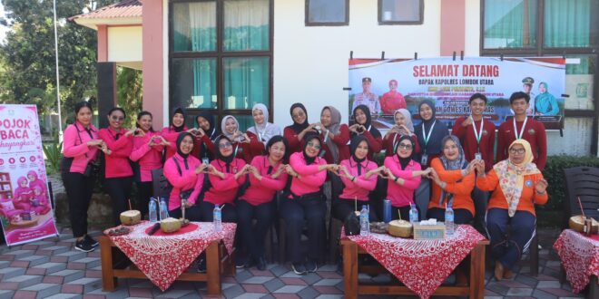 Lombok Utara – Inovasi ramah lingkungan tak lagi berhenti di ruang laboratorium. Bhayangkari Cabang Lombok Utara kini mulai membawa ECOSA 18UU (Ecoenzyme Soap Active) langsung ke tengah masyarakat sebagai bukti bahwa limbah organik yang selama ini dianggap tak bernilai dapat diolah menjadi produk rumah tangga yang bermanfaat. Setelah resmi diluncurkan pada Mei 2026, ECOSA 18UU mulai diperkenalkan kepada masyarakat di lima kecamatan di Kabupaten Lombok Utara melalui rangkaian Program Gowes Kamtibmas Kapolres Lombok Utara AKBP Agus Purwanta, S.I.K. Kegiatan tersebut menjadi ruang edukasi bagi masyarakat tentang pentingnya pengelolaan sampah organik sekaligus memperkenalkan produk sabun multifungsi berbahan dasar Eco Enzyme. Ketua Bhayangkari Cabang Lombok Utara, Ny. Heny Agus Purwanta, mengatakan kehadiran ECOSA 18UU bukan sekadar memperkenalkan produk baru, tetapi membangun kesadaran bahwa persoalan lingkungan dapat dimulai dari perubahan kebiasaan di rumah tangga. "Setelah kami luncurkan, sekarang ECOSA 18UU mulai kami perkenalkan secara langsung kepada masyarakat. Kami ingin masyarakat mengenal bukan hanya produknya, tetapi juga proses dan gagasan lingkungan yang melatarbelakangi lahirnya ECOSA," ujar Heny di Kantor Camat Gangga, Sabtu (11/07/26). ECOSA 18UU merupakan hasil kolaborasi Bhayangkari Cabang Lombok Utara dengan mahasiswi Program Studi Kimia Universitas Mataram dalam mengembangkan Eco Enzyme menjadi sabun aktif multifungsi yang dapat digunakan untuk mencuci piring maupun pakaian. Bahan utama produk tersebut berasal dari Eco Enzyme yang diproduksi secara mandiri melalui pengolahan limbah organik yang sebelumnya hanya berakhir sebagai sampah. Melalui proses tersebut, bahan yang semula tidak memiliki nilai ekonomi mampu diubah menjadi produk yang memiliki manfaat dalam kehidupan sehari-hari. "Selama ini ada bahan-bahan di sekitar kita yang langsung dianggap tidak berguna dan akhirnya dibuang. Padahal, jika diolah dengan pengetahuan dan cara yang tepat, bahan tersebut masih memiliki nilai manfaat," katanya. Menurut Heny, gagasan terbesar di balik ECOSA 18UU adalah mengubah pola pikir masyarakat terhadap limbah organik. Kepedulian terhadap lingkungan, kata dia, tidak harus dimulai dari program besar, tetapi dapat diawali dari langkah sederhana seperti memilah dan mengolah sampah organik di rumah. "Kami ingin mengajak masyarakat melihat bahwa kepedulian terhadap lingkungan tidak selalu harus dimulai dengan sesuatu yang besar. Bisa dimulai dari rumah, dari apa yang setiap hari ada di sekitar kita," ujarnya. Dalam proses pengembangannya, Bhayangkari menggandeng mahasiswi Program Studi Kimia Universitas Mataram untuk memberikan pendekatan ilmiah terhadap pemanfaatan Eco Enzyme. Berdasarkan hasil pengamatan dan kajian akademis, Bhayangkari Cabang Lombok Utara dinilai sebagai salah satu organisasi yang aktif dan konsisten mengembangkan Eco Enzyme di Nusa Tenggara Barat. Heny menilai kolaborasi dengan perguruan tinggi menjadi kekuatan penting agar inovasi yang lahir dari masyarakat memiliki dasar ilmiah sekaligus terus berkembang melalui evaluasi dan penyempurnaan. "Kolaborasi ini penting bagi kami. Apa yang selama ini kami kerjakan mendapatkan masukan dan pendekatan dari sisi akademis sehingga ke depan dapat terus dievaluasi dan dikembangkan," katanya. Pengenalan ECOSA 18UU kepada masyarakat juga menjadi langkah awal memperluas gerakan pengelolaan limbah organik berbasis rumah tangga. Bhayangkari berharap inovasi tersebut mampu menginspirasi kelompok perempuan, ibu rumah tangga, hingga komunitas masyarakat untuk memanfaatkan potensi bahan organik yang selama ini belum tergarap. "Produk tidak cukup hanya dibuat dan disimpan. Ia harus diperkenalkan, digunakan, dan manfaatnya dapat dirasakan masyarakat. Karena tujuan akhirnya adalah bagaimana inovasi ini bisa memberi nilai bagi kehidupan sehari-hari," ujar Heny. Ke depan, Bhayangkari Cabang Lombok Utara akan terus mengembangkan ECOSA 18UU melalui kolaborasi dengan berbagai pihak serta memperluas edukasi mengenai Eco Enzyme sebagai bagian dari upaya membangun budaya peduli lingkungan yang berkelanjutan. "Kami tidak ingin ECOSA berhenti sebagai sebuah nama atau produk. Kami ingin ada pengetahuan, kepedulian, dan semangat keberlanjutan yang ikut tumbuh bersama produk ini," tu