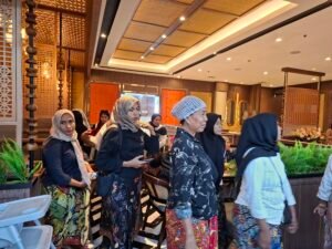 Foto : inak inak sade keliling di epicentrum mataram
